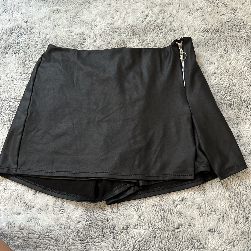 Chic Black Skirt with Zipper Accent